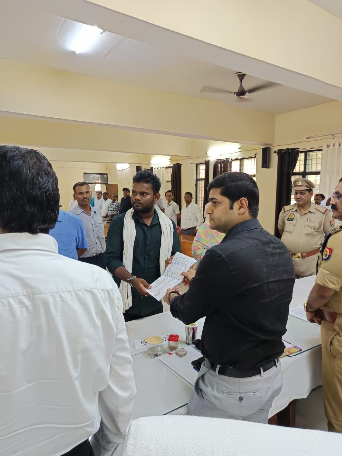 जिलाधिकारी की अध्यक्षता में घोसी में संपूर्ण समाधान दिवस आयोजित, 124 में से 10 शिकायतों का मौके पर निस्तारण