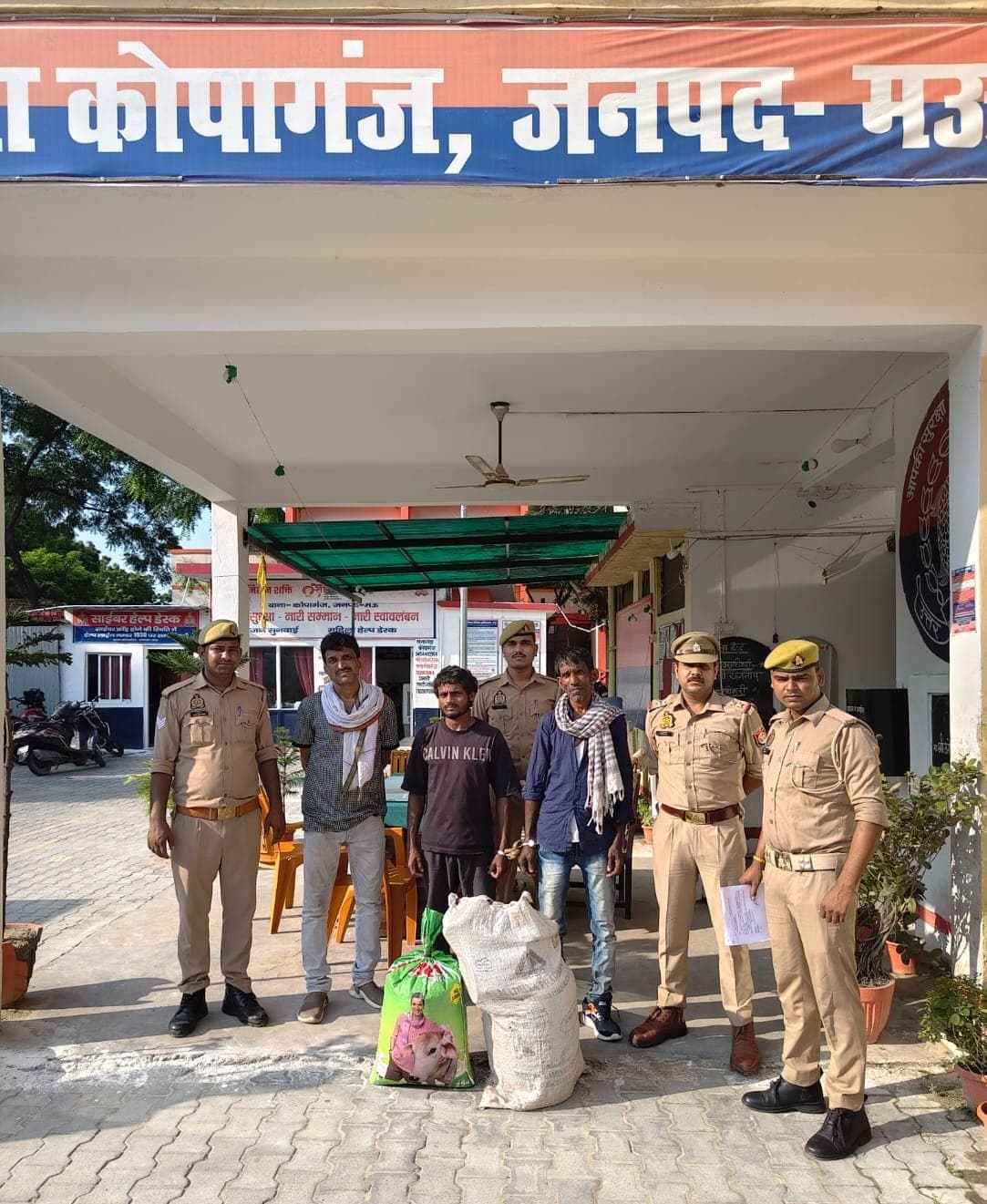 कोपागंज पुलिस की बड़ी कार्रवाई: बीएनएस धारा 305(ई) में तीन आरोपी गिरफ्तार, चोरी का सामान बरामद