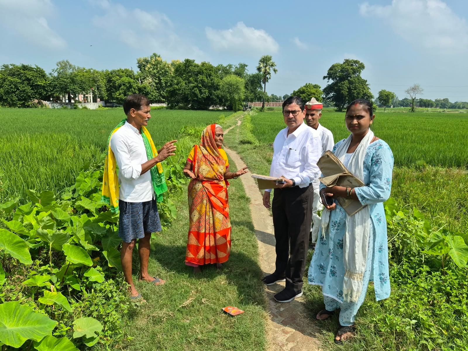 घोसी तहसील धारा 144 उत्तर प्रदेश राजस्व संहिता मामले में स्थलीय निरीक्षण, SDM अशोक कुमार सिंह ने किया मौजा लाड़पुर का मुआयना