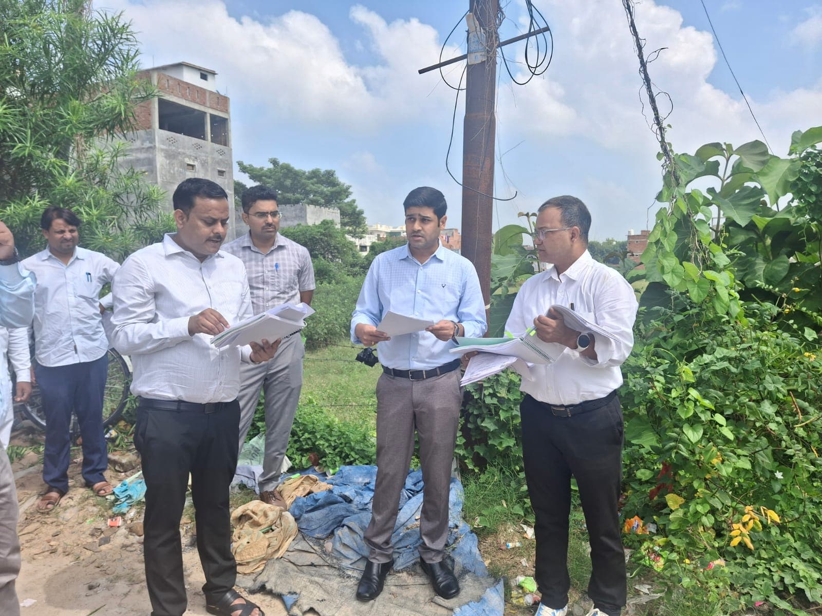जिलाधिकारी ने अगस्त माह में पंजीकृत सर्वाधिक मालियत वाले बैनामों में से एक का किया स्थलीय निरीक्षण