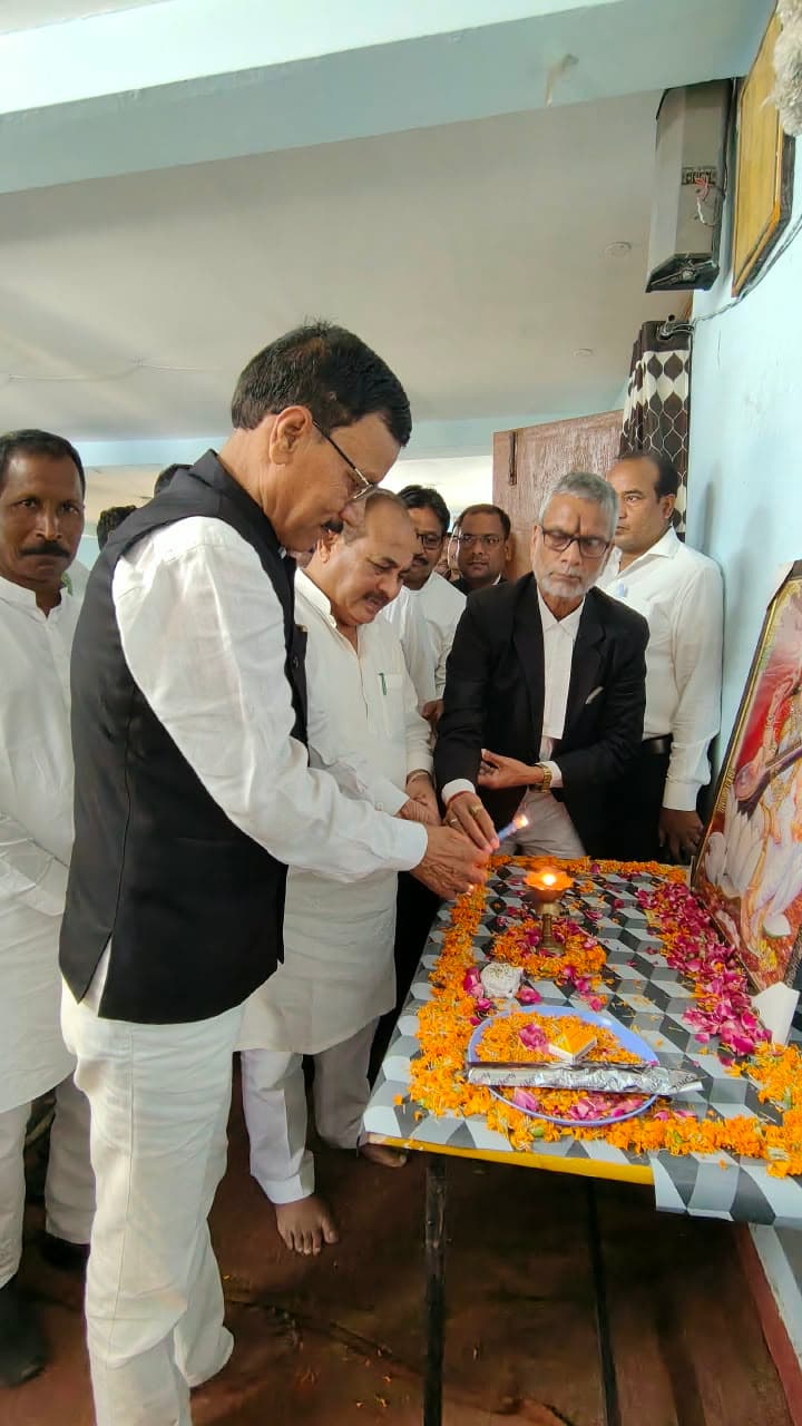 मऊ कलेक्ट्रेट में नवनिर्मित पद्मनाथ सिंह पुस्तकालय भवन का लोकार्पण, कारागार मंत्री दारा सिंह चौहान ने किया उद्घाटन