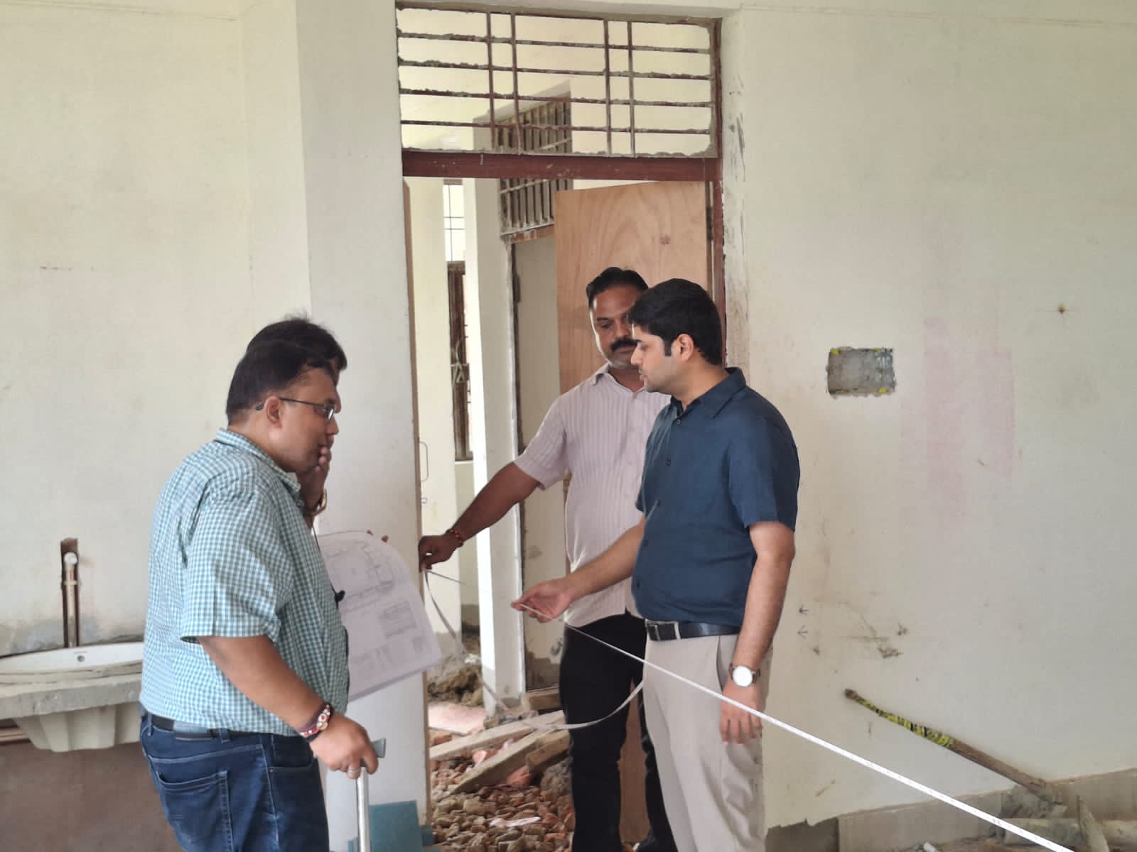 जिलाधिकारी ने निर्माणाधीन कस्तूरबा गांधी आवासीय बालिका विद्यालय रतनपुरा का किया आकस्मिक निरीक्षण