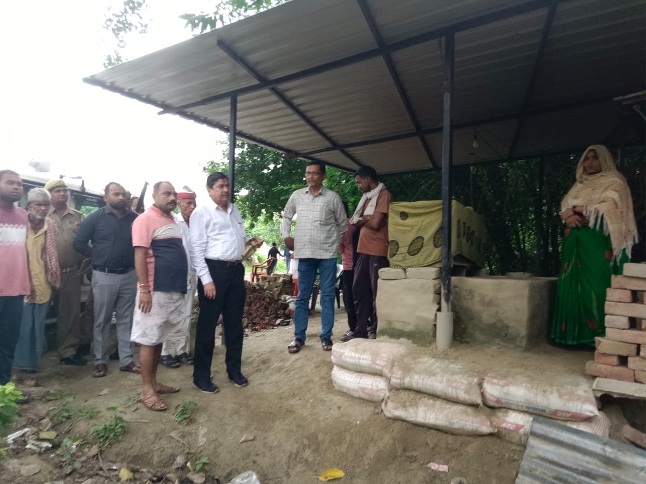 ग्राम बहरामपुर जमीन विवाद उप जिलाधिकारी अशोक कुमार सिंह ने लेखपाल संग किया स्थलीय निरीक्षण