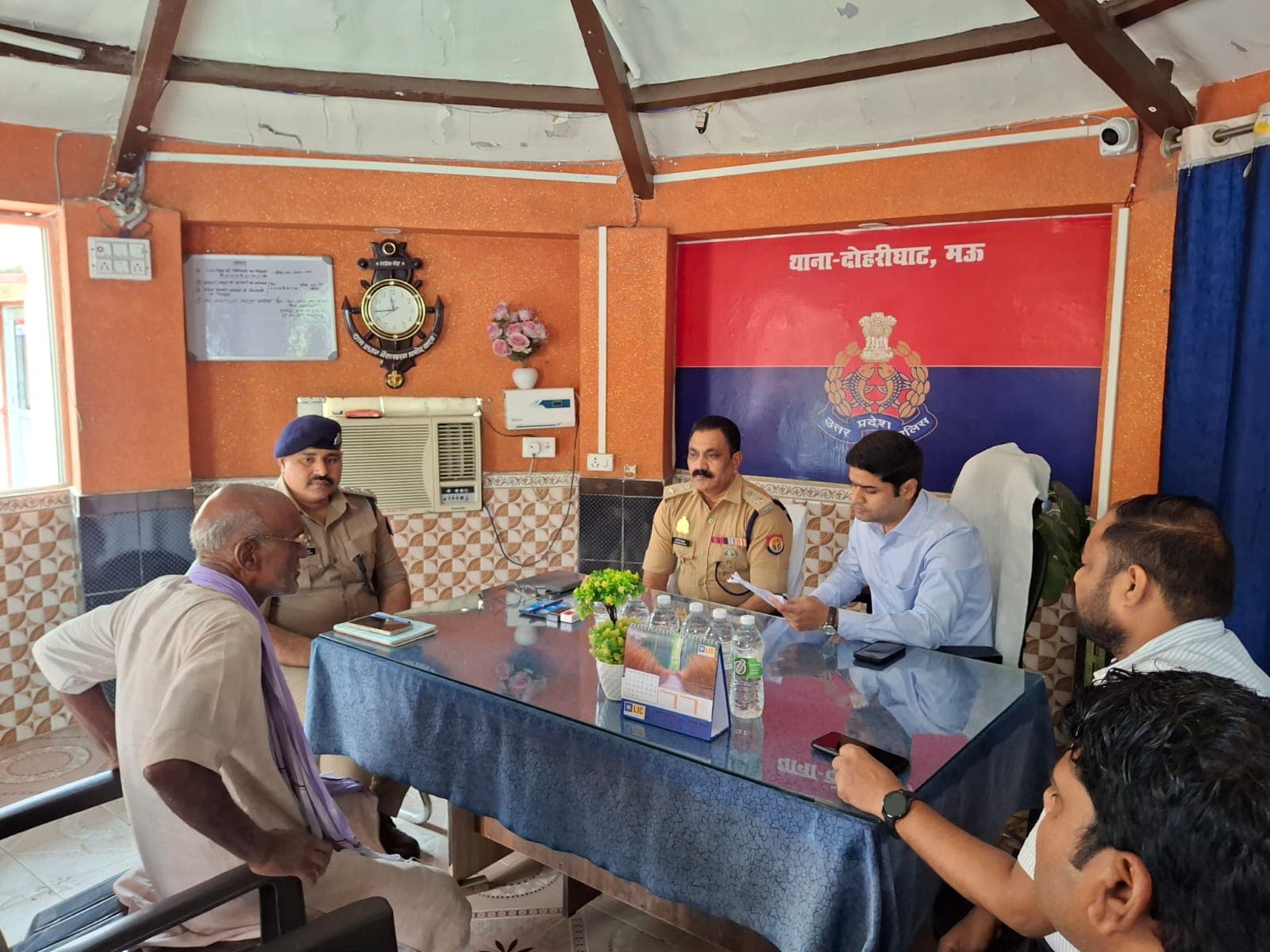 जिलाधिकारी ने थाना दोहरीघाट में थाना समाधान दिवस पर सुनीं जनसमस्याएं