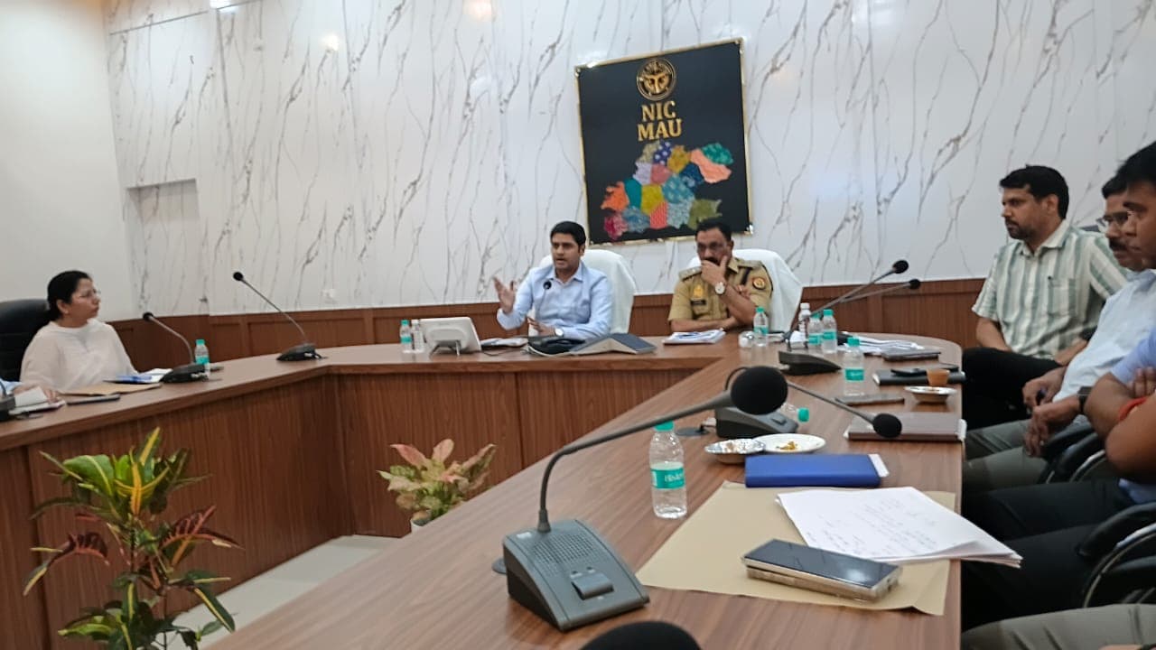 जिलाधिकारी की अध्यक्षता में कानून व्यवस्था एवं अभियोजन शाखा की मासिक समीक्षा बैठक संपन्न