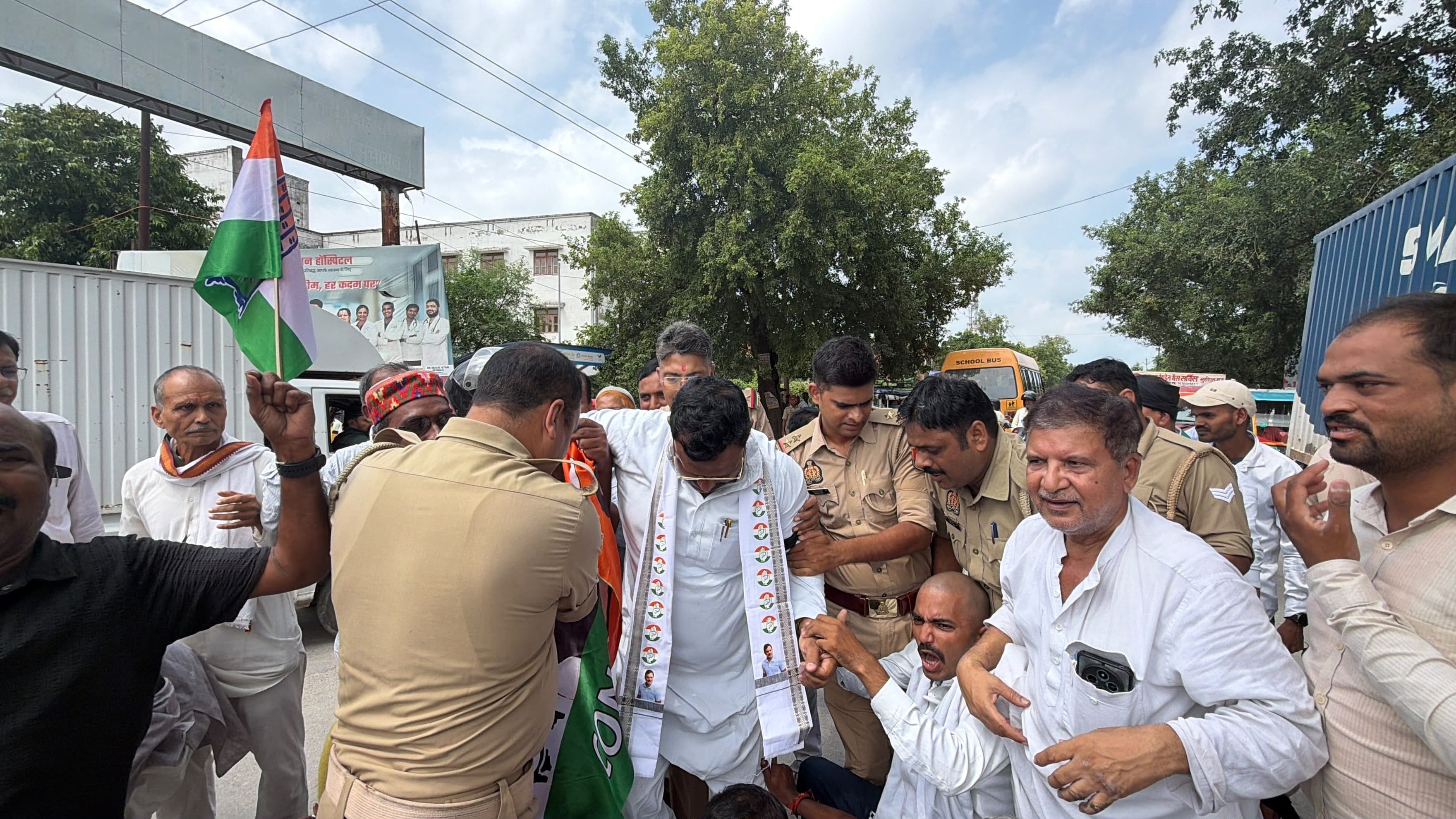 राजमंगल यादव के नेतृत्व में मऊ में कांग्रेस का जोरदार धरना-प्रदर्शन
