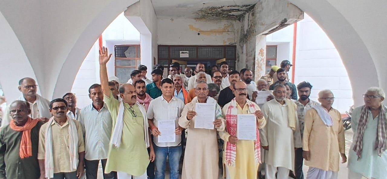 जलजमाव से 500 एकड़ धान की फसल तबाह: नाले की सफाई को लेकर कलेक्ट्रेट पहुंचे किसान, सीडीओ और सिटी मजिस्ट्रेट को सौंपा ज्ञापन