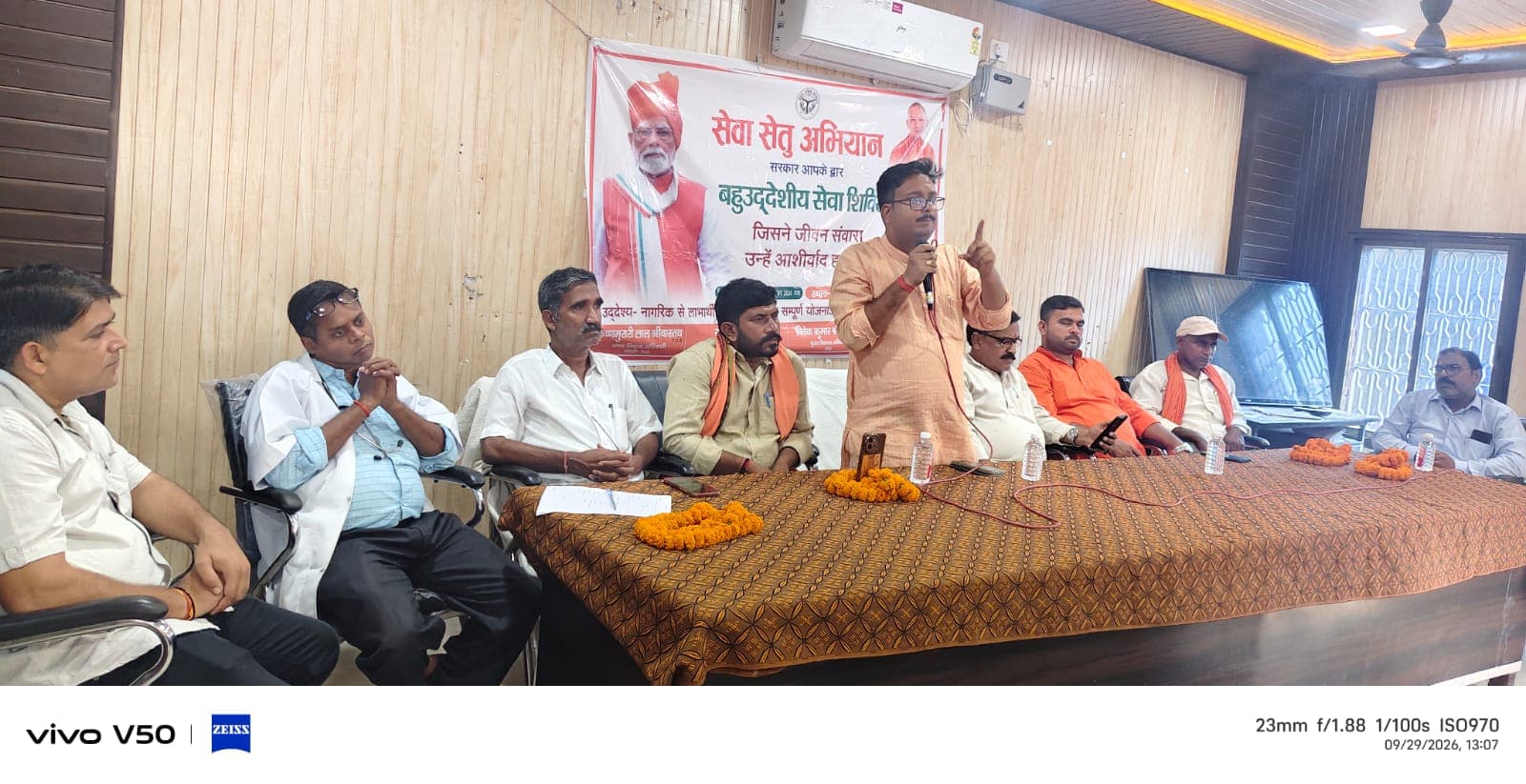 सेवा संकल्प अभियान के तहत घोसी में योजनाओं की जानकारी देने को लगाए गए स्टॉल