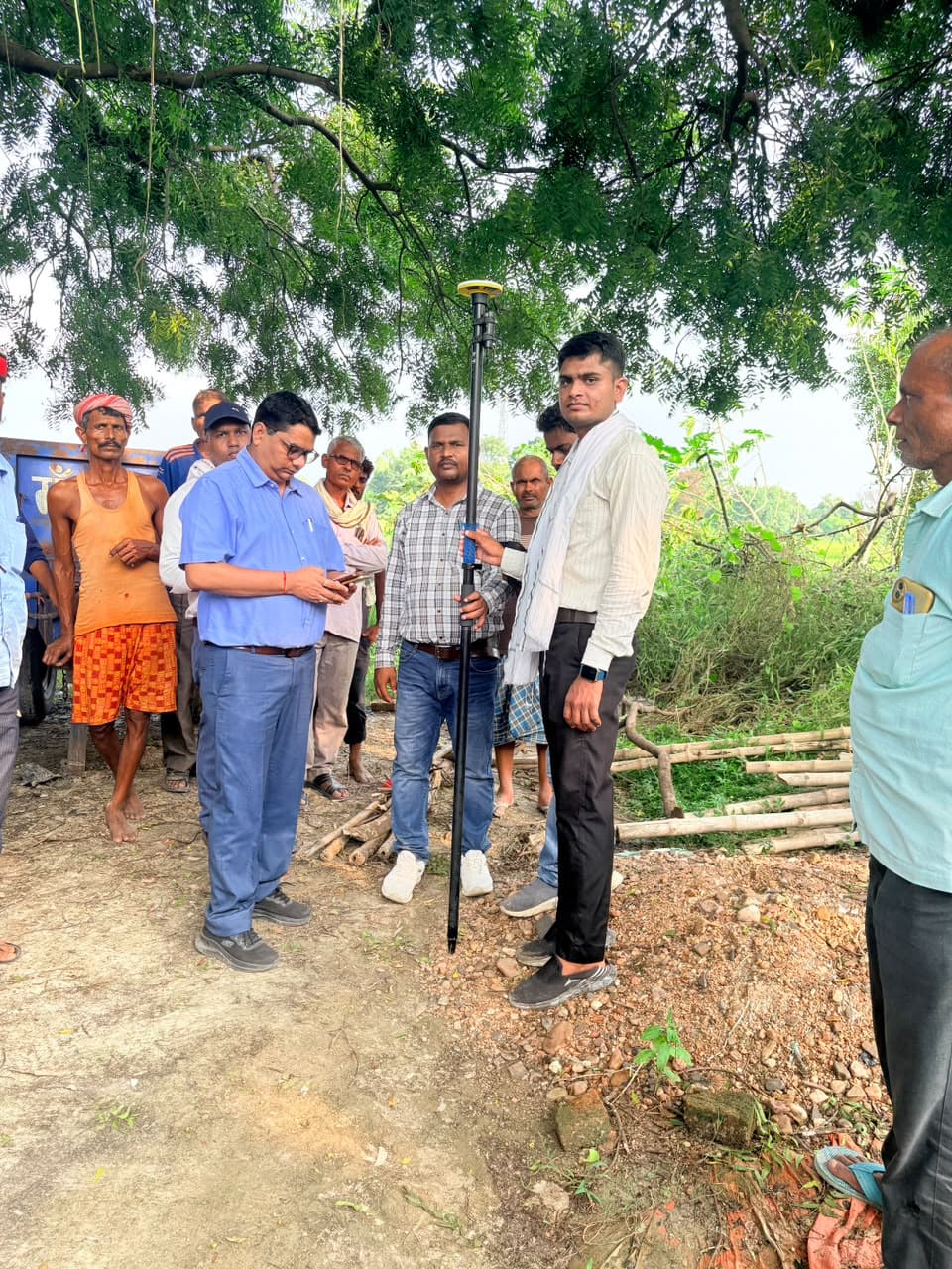 घोसी एसडीएम के निर्देश पर पवनी में गाटा संख्या 212 का सीमांकन, मुख्यमंत्री आवासीय बालिका विद्यालय के लिए मिली तीन एकड़ बंजर भूमि