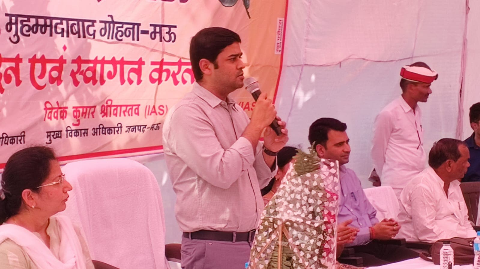 अंतर्राष्ट्रीय वृद्ध दिवस जिला अधिकारी मऊ ने वृद्धाश्रम पहुंचकर बुजुर्गों को किया सम्मानित, बांटे मिष्ठान और चश्मे