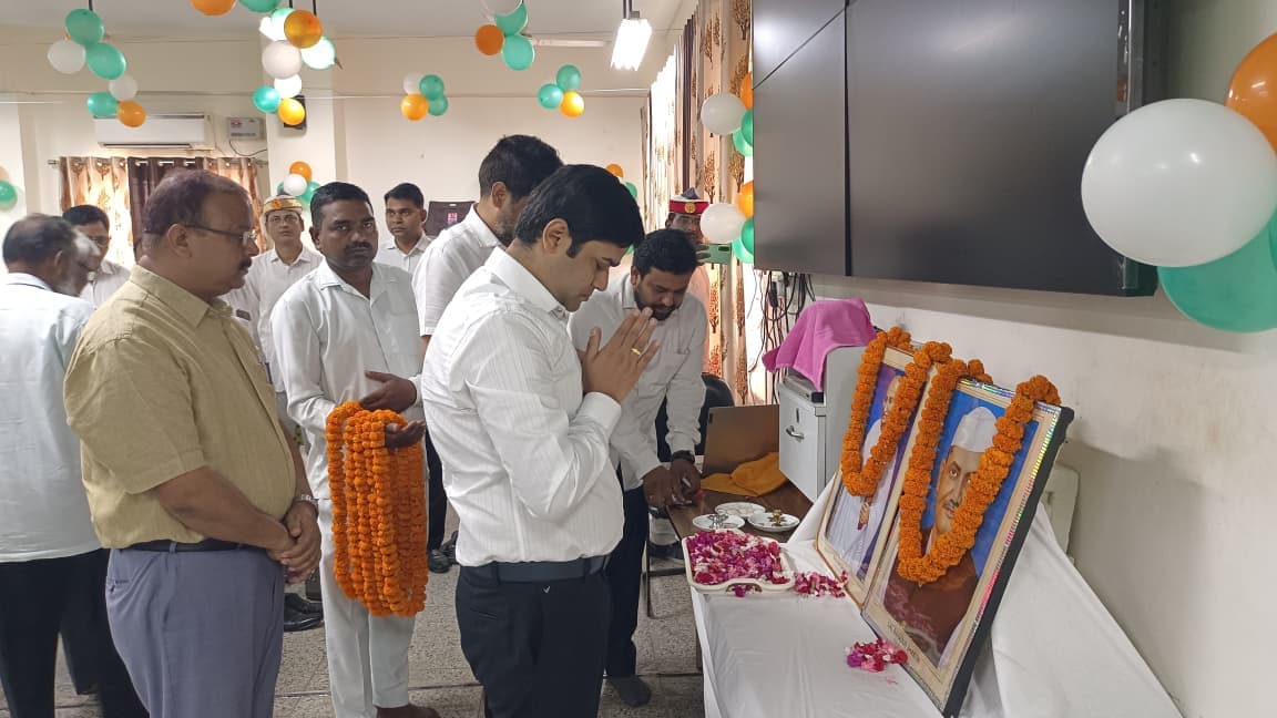 कलेक्ट्रेट परिसर में बापू और शास्त्री जी की जयंती मनी,