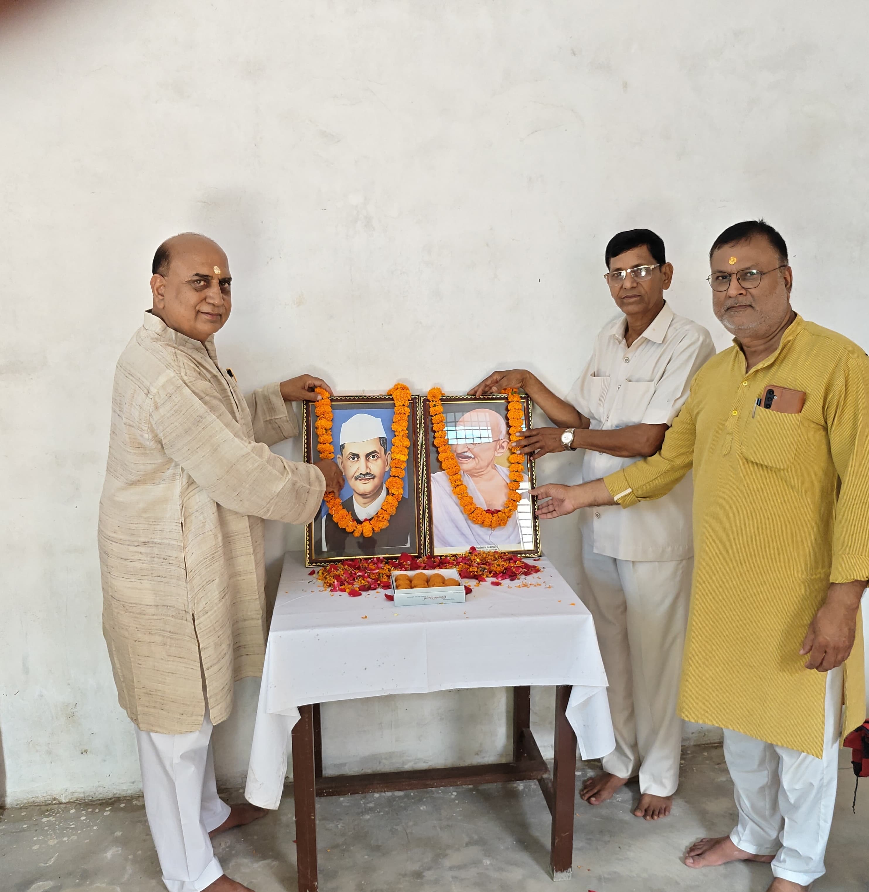 मऊ में ब्राह्मण विकास परिषद ने मनाई गांधी और शास्त्री जयंती