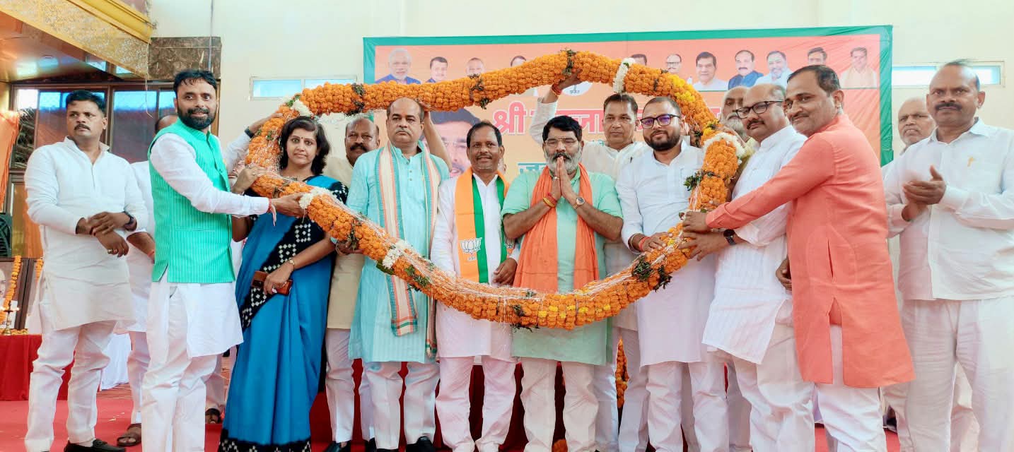 भाजपा प्रदेश मंत्री सहजानंद राय के प्रथम मऊ आगमन पर भव्य स्वागत   जिला संवाददाता एक संदेश मऊ     मऊ। भारतीय जनता पार्टी के नवनियुक्त उत्तर प्रदेश प्रदेश मंत्री एवं जनपद मऊ के प्रभारी  सहजानंद राय  का जनपद मऊ में प्रथम आगमन पर भाजपा कार्यकर्ताओं द्वारा भव्य स्वागत एवं अभिनंदन किया गया। भाजपा जिलाध्यक्ष रामाश्रय मौर्य जी के नेतृत्व में पार्टी कार्यकर्ताओं ने जगह-जगह फूल-मालाओं से प्रदेश मंत्री  सहजानंद राय  का स्वागत किया।  स्वागत यात्रा दोहरीघाट पुलिस चौकी से प्रारंभ होकर कुसुम्हा मोड़, थानीदास मोड़, मझवारा मोड़, कसारा मोड़, बलिया मोड़ एवं भीटी चौक होते हुए आर.एस. पैलेस, पुरानी तहसील, मऊ पहुंची। यहां मुख्य स्वागत समारोह का आयोजन किया गया।  समारोह को संबोधित करते हुए भाजपा प्रदेश मंत्री एवं जनपद प्रभारी  सहजानंद राय  ने कार्यकर्ताओं का आभार व्यक्त करते हुए संगठन को मजबूत करने और पार्टी की नीतियों एवं विचारधारा को जन-जन तक पहुंचाने का आह्वान किया।  भाजपा जिलाध्यक्ष रामाश्रय मौर्य  ने प्रदेश मंत्री के प्रथम मऊ आगमन पर उनका स्वागत करते हुए कहा कि उनके मार्गदर्शन से जनपद में संगठन को और अधिक मजबूती मिलेगी। उन्होंने कार्यकर्ताओं से संगठनात्मक गतिविधियों को गति देने का आह्वान किया।  कार्यक्रम को  पूर्व विधायक और प्रदेश मंत्री विजय राजभर  ने भी संबोधित किया। उन्होंने प्रदेश मंत्री एवं जनपद प्रभारी  सहजानंद राय  के मऊ आगमन पर प्रसन्नता व्यक्त करते हुए कार्यकर्ताओं को संगठन के प्रति समर्पित भाव से कार्य करने का संदेश दिया।  कार्यक्रम का संचालन प्रतीक जायसवाल ने किया। क्षेत्रीय उपाध्यक्ष अरजीत सिंह, मनोज राय,अशोक सिंह,  मुन्ना दूबे,अरविंद कुमार सिंह, विजय प्रताप शर्मा, दुर्गविजय राय, प्रवीण कुमार गुप्त, नूपुर अग्रवाल, प्रीतुलता पांडेय,  राघवेंद्र राय शर्मा, कृष्णकांत राय, आकाश मल्ल, इन्द्रदेव भारती,सत्यमित्र सिंह, संजय कुमार मौर्य, सुनील यादव, सुधीर सोनकर, अनिल श्रीवास्तव,विनय कुमार, रामशरण चौहान, रवीन्द्र उपाध्याय रामप्रवेश राजभर,रमेश सोनकर, राकेश मिश्र, प्रवीण कुमार सिंह, मुन्ना गुप्ता प्रताप सिंह, गणेश सिंह, रमेश राय, छोटू प्रसाद, विजय बहादुर पाल, रमेश दुबे, अभिषेक राय, उर्मिला पासी,भूपेन्द्र सिंह सन्नो गुप्ता, आरती गुप्ता, रेखा राजभर, इस दौरान बड़ी संख्या में भाजपा पदाधिकारी, जनप्रतिनिधि एवं कार्यकर्ता उपस्थित रहे। कार्यकर्ताओं में प्रदेश मंत्री के प्रथम मऊ आगमन को लेकर उत्साह देखने को मिला। अंत मे जिला पंचायत अध्यक्ष मनोज राय ने सभी का आभार व्यक्त किया।