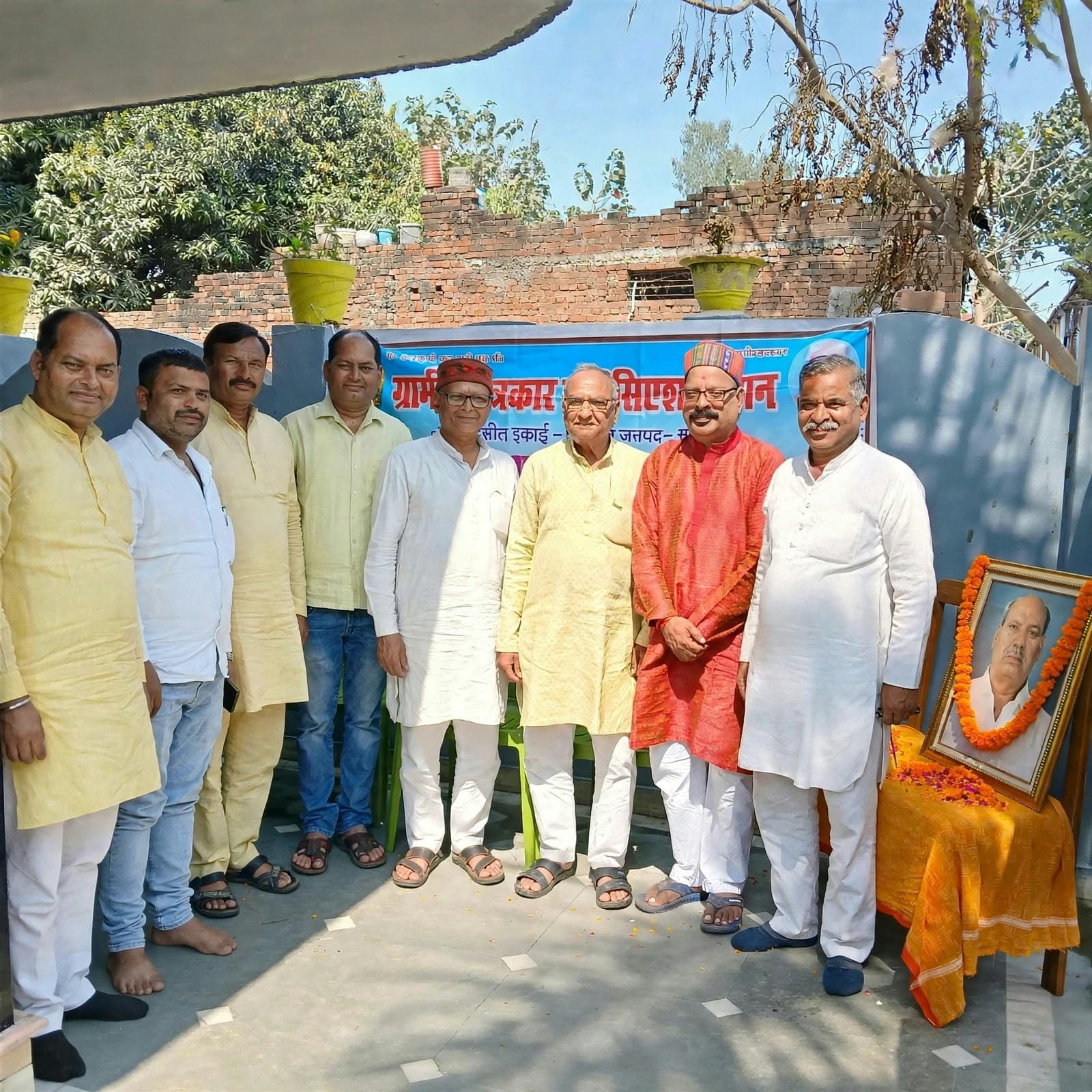 वरिष्ठ पत्रकार रजनीकांत पांडेय के पिता का निधन, मऊ में पत्रकारों ने दी भावभीनी श्रद्धांजलि