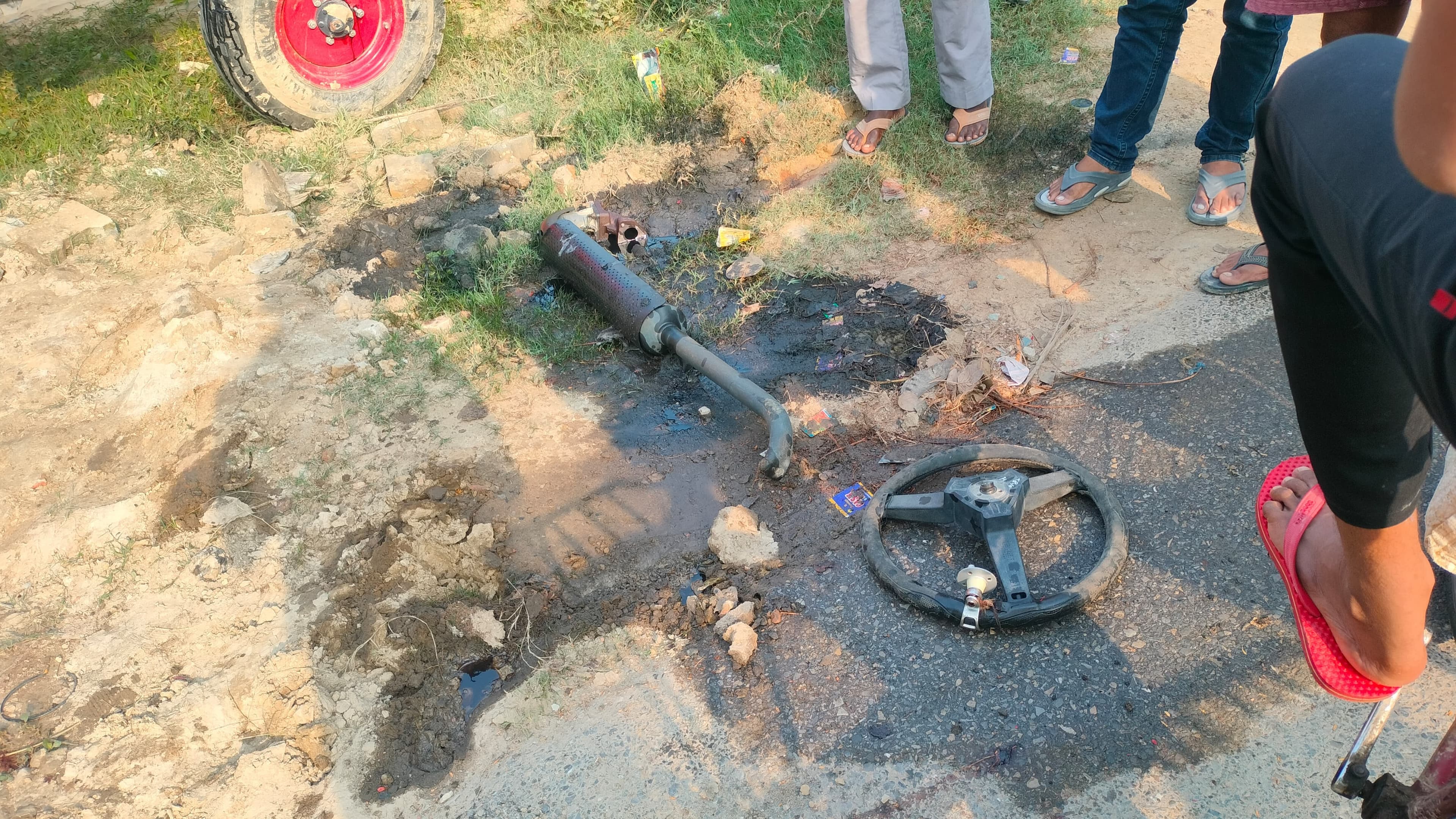 ब्रेकर पर तेज रफ्तार ट्रैक्टर ट्राली उछलकर पलटी , ट्रैक्टर के नीचे दबकर चालक की मौत — 2