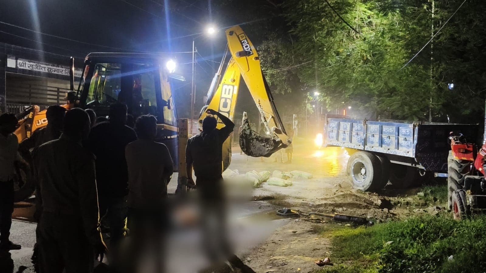 ब्रेकर पर तेज रफ्तार ट्रैक्टर ट्राली उछलकर पलटी , ट्रैक्टर के नीचे दबकर चालक की मौत
