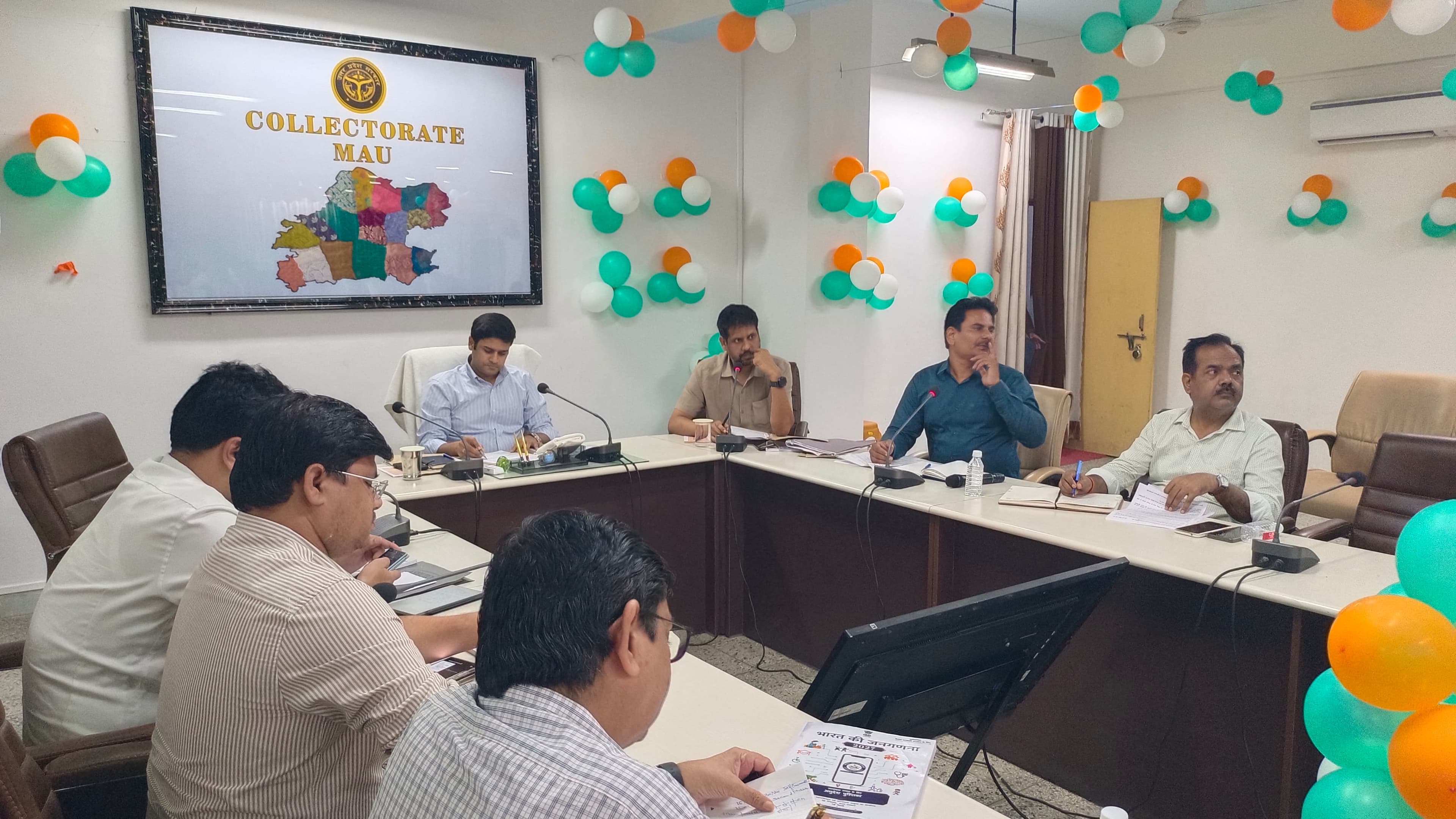 डीएम ने की जनगणना के द्वितीय चरण की समीक्षा बैठक, समयबद्ध कार्य के दिए निर्देश