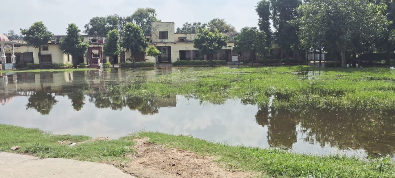 एक सप्ताह पहले हुई बारिश से आज भी नेहरू इंटरमीडिएट कॉलेज, रतनपुरा का विशाल मैदान जलमग्न