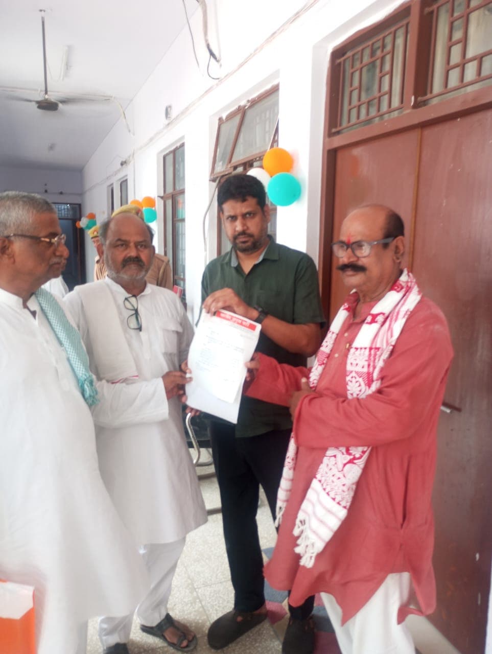 मऊ एआरटीओ कार्यालय में भ्रष्टाचार का आरोप, प्रशासनिक अधिकारियों को सौंपा गया ज्ञापन