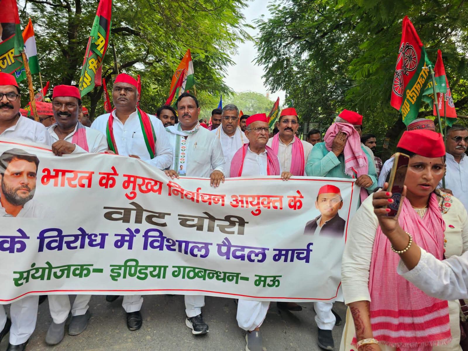 निर्वाचन आयोग पर कब्जे का आरोप, इंडिया गठबंधन ने निकाला विशाल जुलूस; CEC ज्ञानेश कुमार का फूंका पुतला, पुलिस से झड़प